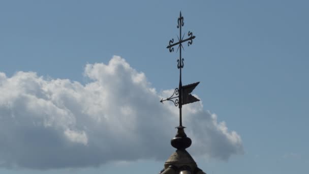 Wetterfahne Einer Einsiedelei Mit Sich Bildenden Wolken Zeitraffer — Stockvideo