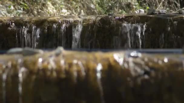 小さな滝を流れる水の川 — ストック動画