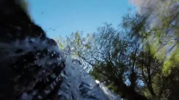 Unterwassertauchen Einem Wasserfall Eines Flusses Bei Sonnenuntergang — Stockvideo