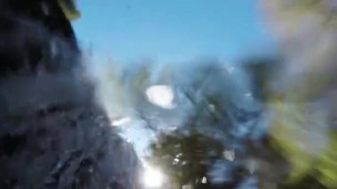 Su altı manzarası, küçük bir şelale ile akan bir nehrin su yüzeyi