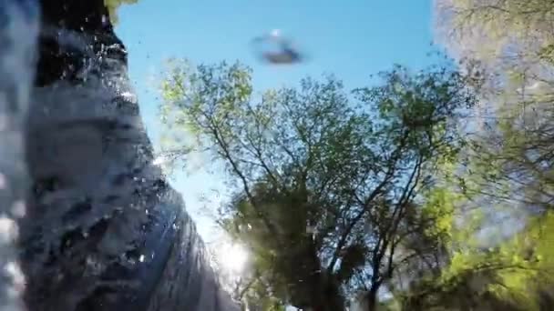 Ponoření Pod Vodou Vodopádu Řeky Při Západu Slunce Zpomalení — Stock video