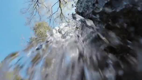 Νερό Ποτάμι Που Πέφτει Καταρράκτη Αργή Κίνηση — Αρχείο Βίντεο