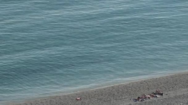 Meisjes Oever Van Een Eenzaam Tropisch Strand Zonnebaden — Stockvideo