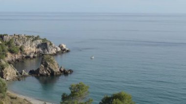 Akdeniz 'de kayaları olan tropik plaj, Maro, İspanya