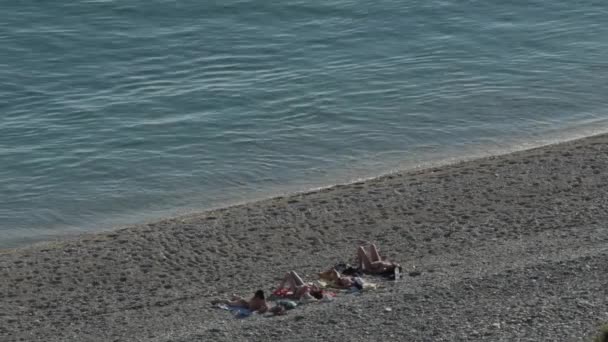 Flickor Stranden Tropisk Strand Som Solar — Stockvideo