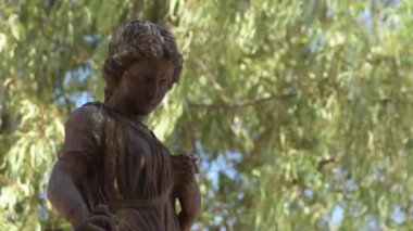 Bahçedeki kadın heykeli