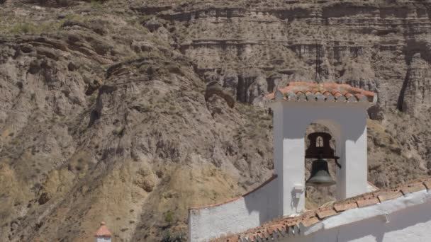 Καμπαναριό Μια Μικρή Εκκλησία Ενός Χωριού Της Μεσογείου Στο Επιδόρπιο — Αρχείο Βίντεο