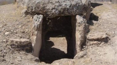 Megalitik Dolmen, Gorafe, İspanya 'daki Megalitik Park' ta. Eğil