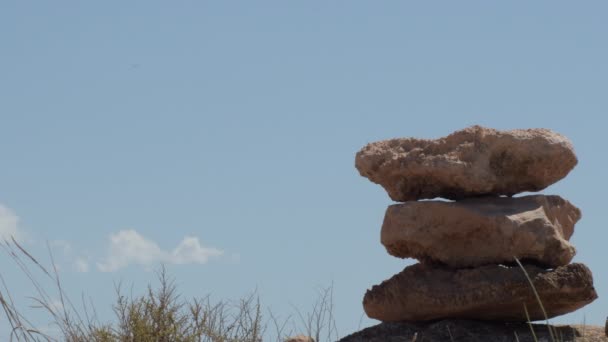 Trzy Kamienie Pokrywają Się Terenie — Wideo stockowe