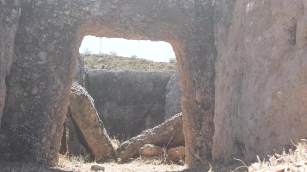 Blick Auf Eingang Und Innenraum Der Megalithischen Dolmen Gorafe Granada — Stockvideo