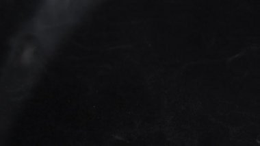 Siyah suda hareket eden parçacıklar