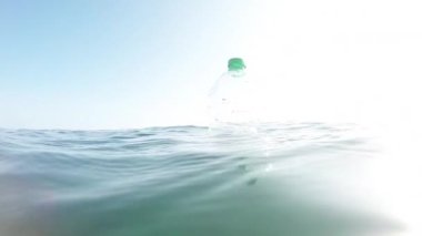 Plastik şişenin içindeki toprak denizde yüzüyor.