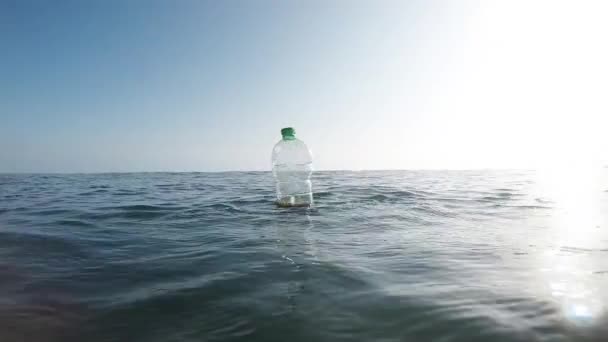 Garrafa Plástico Com Sujeira Dentro Flutuando Mar — Vídeo de Stock