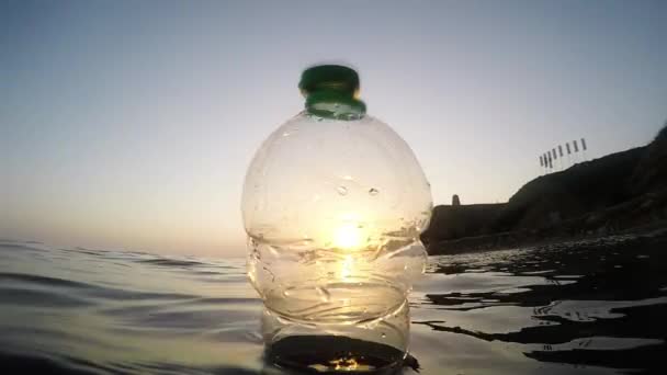 Plastikflasche Die Bei Sonnenuntergang Meer Treibt Zeitlupe — Stockvideo