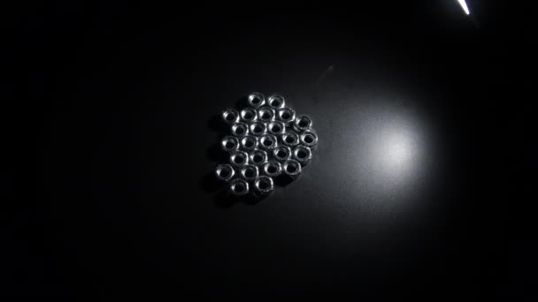 黒色を背景に回転する金属をナット — ストック動画