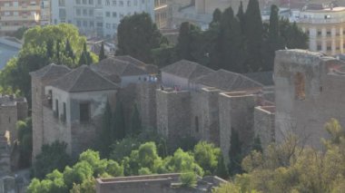 İnsanlar Alcazaba duvarlarındaki anıtı ziyaret ediyor, Malaga, İspanya