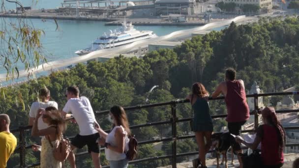 Touristen Auf Einem Aussichtspunkt Mit Seehafen Hintergrund Malaga Spanien — Stockvideo