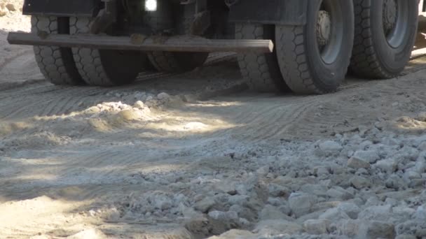 Rodas Caminhão Industrial Revertendo Estrada Canteiro Obras — Vídeo de Stock