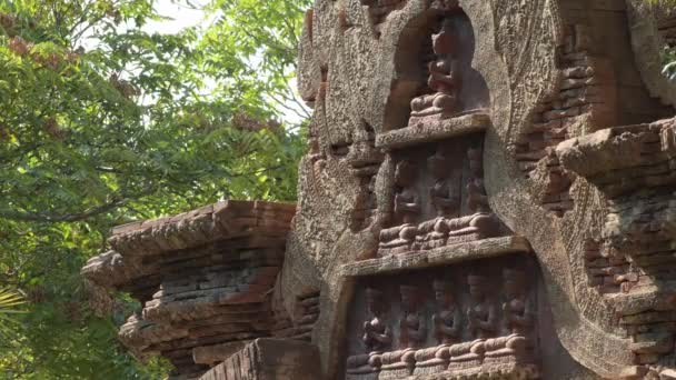 Religiöse Figuren Beten Einem Archäologischen Tempel Asiatisches Denkmal — Stockvideo