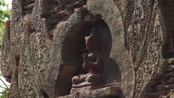 Figura Religiosa Orando Templo Arqueológico Monumento Asiático — Vídeo de Stock