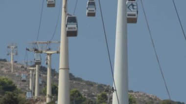 Güneşli bir günde Benalmadena, İspanya 'dan teleferik hattı.