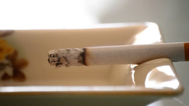 Cigarrillo ardiendo en cenicero — Vídeo de stock