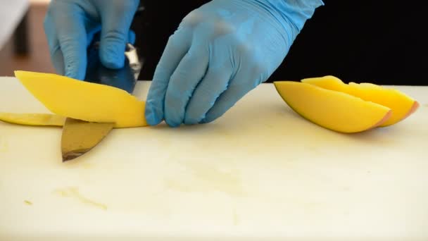 Mani di chef che tagliano un mango — Video Stock