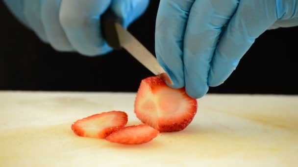 Chef hands cutting a strawberry in small cubes — Stock Video