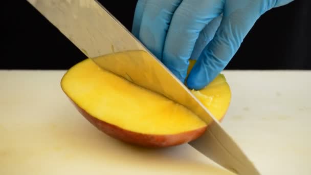 Mani di chef che tagliano un mango — Video Stock