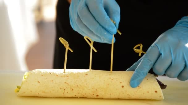 Руки шеф-кухаря ріжуть рулон — стокове відео