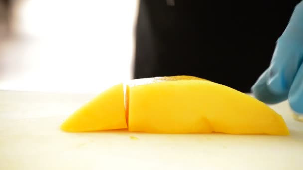 Chef cutting a mango into dices — Stock Video