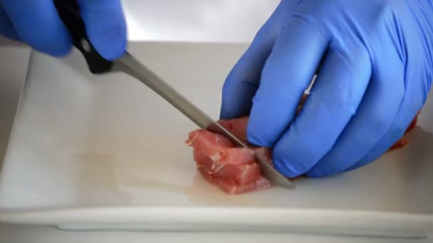 Handen snijden in stukken tonijn — Stockvideo