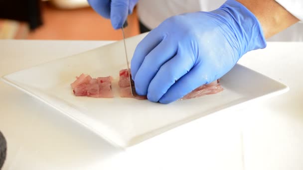 Chef manos cortar un filete de pescado en cubos — Vídeo de stock