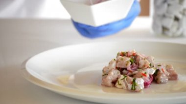 Şef kırmızı soğan ile bir tabak meze dekorasyon