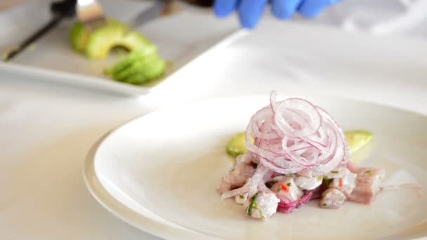 Chef decorando um ceviche de prato com abacate — Vídeo de Stock