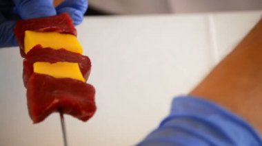 Kırmızı et şiş ve mango