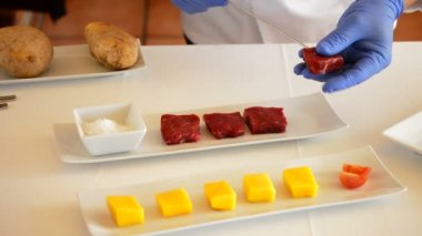 Kırmızı et şiş ve mango