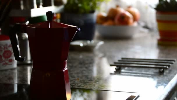 Cafetière Moka café dans la cuisine — Video