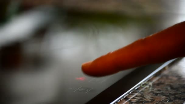 Палець збільшує потужність вогню — стокове відео