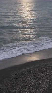 Gün batımında sahilde. 4K Dikey