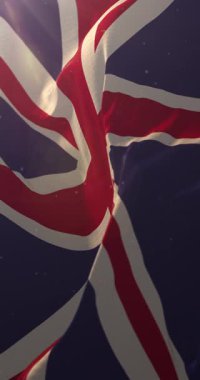 Gün batımında Birleşik Krallık bayrağı. 4K dikey. Döngü