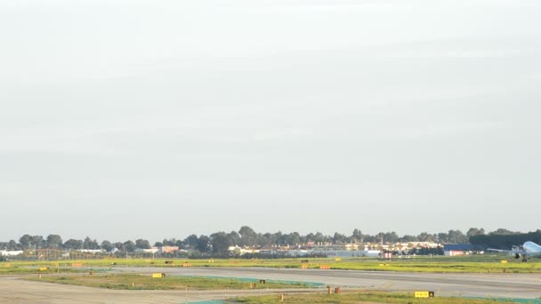 Avião decolando da pista do aeroporto — Vídeo de Stock