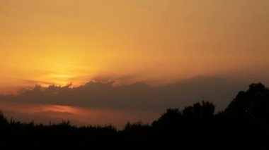 Gün batımında güneş ayarı dağlarda. Timelapse.