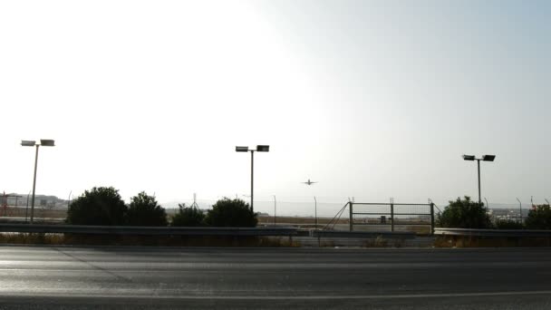 Avión despegando por carretera con coches conduciendo — Vídeos de Stock