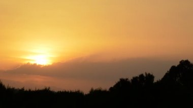 Gün batımında güneş ayarı dağlarda. Timelapse.