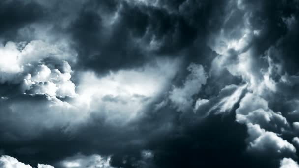 Animation du voyage à travers une tempête dans le ciel avec des rayons et des nuages 