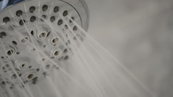 Doccia rubinetto apertura espellere l'acqua in un bagno — Video Stock