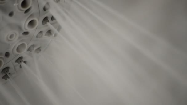 お風呂で水を吐くシャワー水栓開口部 — ストック動画