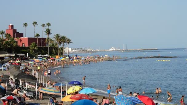 Playas del sur de España y nadadores abarrotados en una tarde de verano — Vídeo de stock