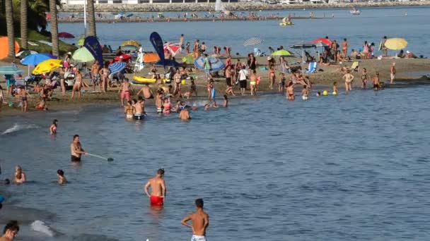 Plaże południowej Hiszpanii i pływaków tłoczno na letnie popołudnie — Wideo stockowe